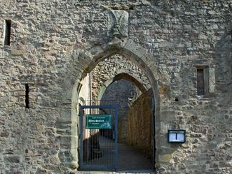 Eingangstor mit Wappen vom Alten Schloss Hohenbaden