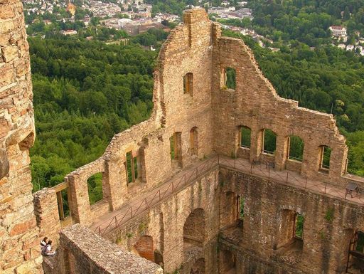 Blick von oben auf Bernhardsbau und Landschaft rund um das Alte Schloss Hohenbaden