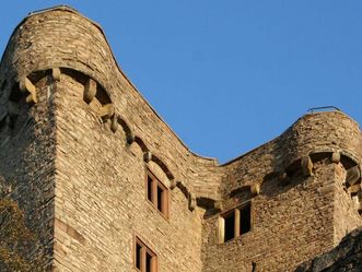 Blick aus der Froschperspektive auf den Hermannsbau des Alten Schlosses Hohenbaden