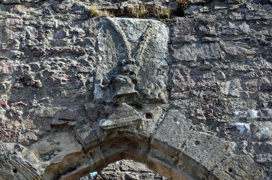 Wappen über dem Torbogen des Alten Schlosses Hohenbaden