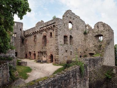 Altes Schloss Hohenbaden, kaputte Mauern