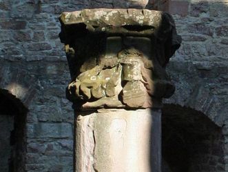 Säule im Bernhardsbau vom Alten Schloss Hohenbaden