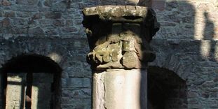 Säule im Bernhardsbau vom Alten Schloss Hohenbaden