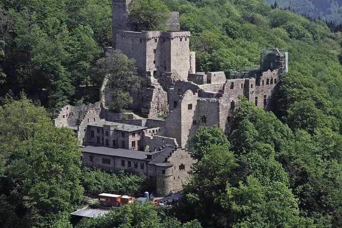 Luftansicht des Alten Schlosses Hohenbaden