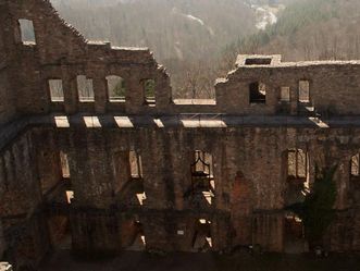 Der Bernhardsbau des Alten Schlosses Hohenbaden von außen