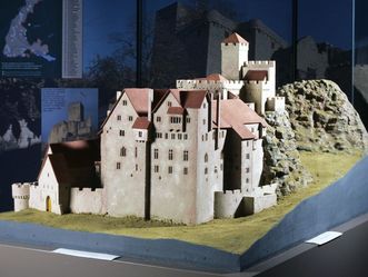 Altes Schloss Hohenbaden, Modell mit Aborterker und -schacht im Badischen Landesmuseum