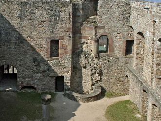Bernhardsbau des Alten Schlosses Hohenbaden, von innen mit Säule