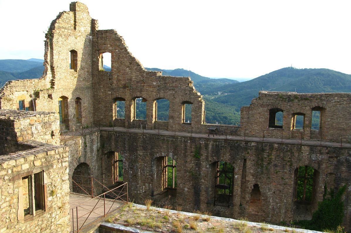 Blick in die Unterburg vom Alten Schloss Hohenbaden