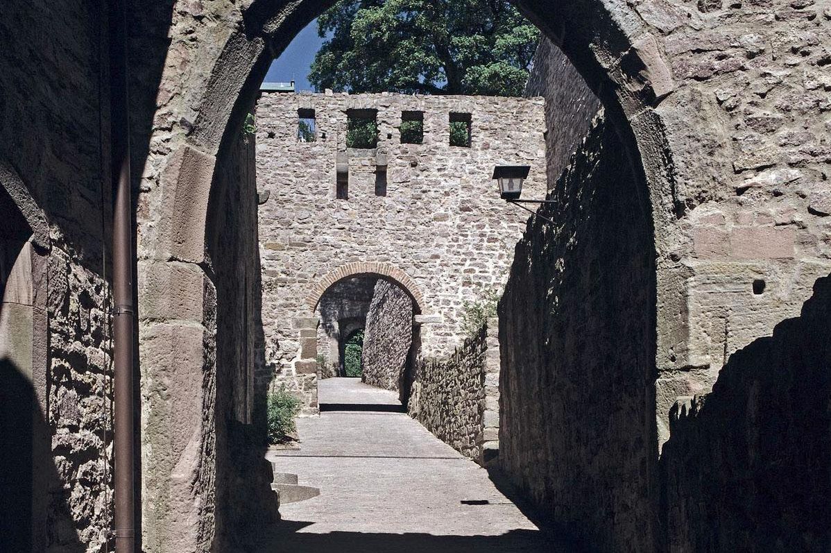 Blick in die Burganlage vom Alten Schloss Hohenbaden