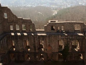 Bernhardsbau des Alten Schlosses Hohenbaden aus der Luft