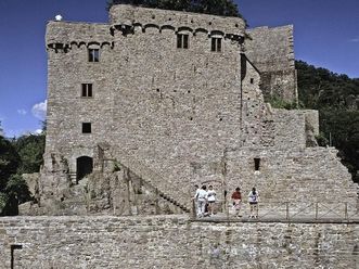 Der Hermannsbau mit Kapelle (unten rechts, querrechteckiges Fenster mit Segmentbogen) im Alten Schloss Hohenbaden