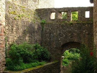 Der Torweg vom Alten Schloss Hohenbaden