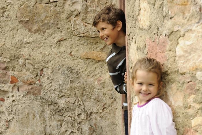 Kinder an einer Mauer auf dem Alten Schloss Hohenbaden